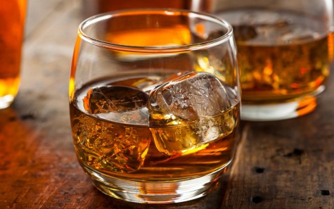 Một ly whiskey hay bourbon đôi khi cũng đủ để bạn cảm thấy nôn nao chóng mặt 